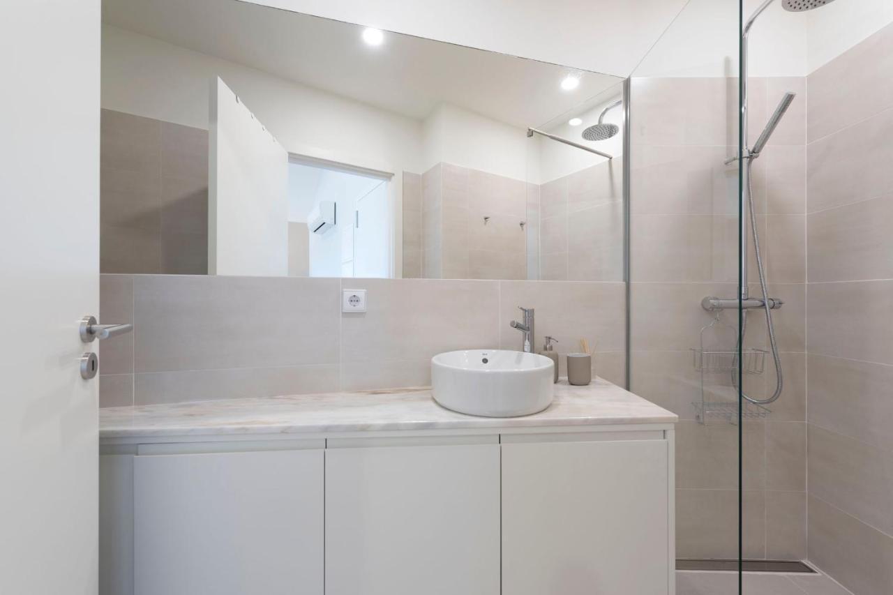 Central Superb Flat W/ Ac & Balcony By Lovelystay Porto Ngoại thất bức ảnh